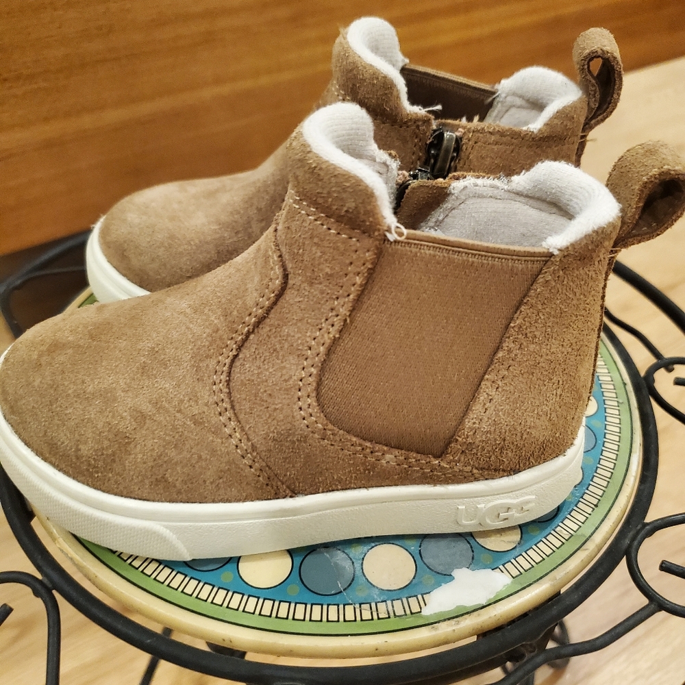 Toddler Ugg boots size 7 EUC